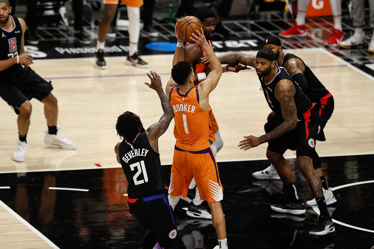  浓眉哥在篮网比赛中比分优势明显，绝杀引发热议！-开云网址